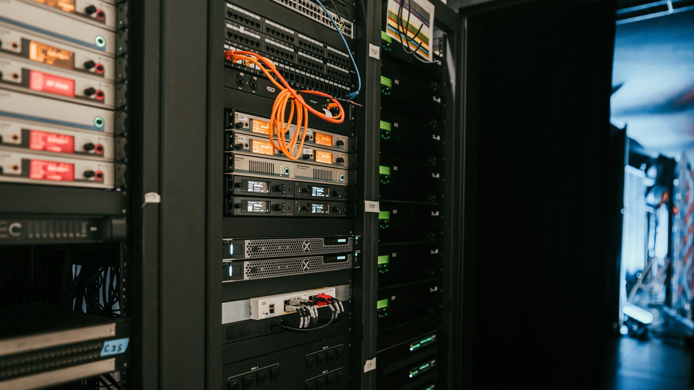 Sistem odasında kablolanmış aktif ağ cihazları ve fiber optik patch panelleri