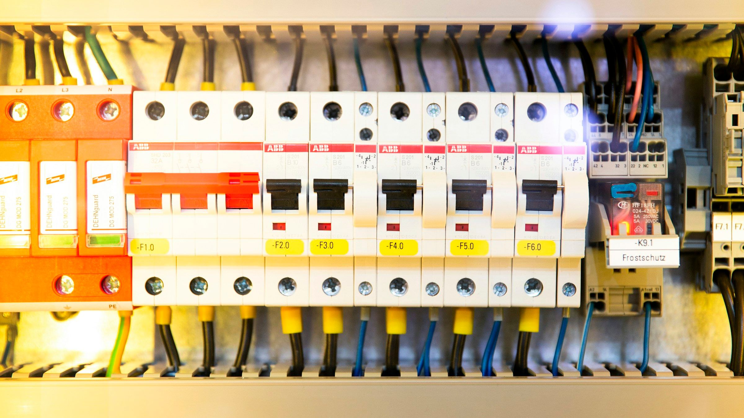 Elektrik dağıtım panosunda sıralanmış devre kesiciler ve kumanda elemanları